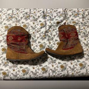 Minnetonka embroidered moccasin boots size 9